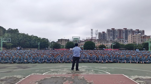 5827bb8560e347a5a2e6ac607c4a4f10.jpg 学生认真听民警宣讲.jpg