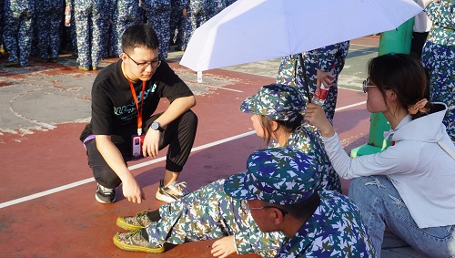 44b566ce72654ba599004ae507013254.jpg 学生会成员亲切关心新生身体情况.jpg