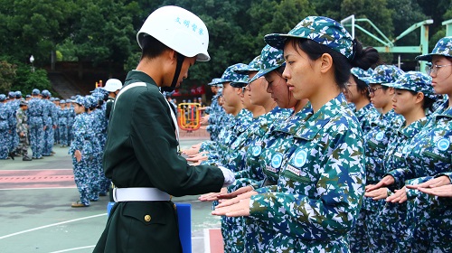 e3b626a3beec4eecbfa9a16f8d02f704.jpg 督察部对新生进行军容风纪检查2.jpg