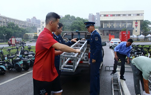 e44dd66651ac4ded88cb6a3998c2ca4f.jpg 退伍复学学生和新生一起协助建造迎新铁架.jpg