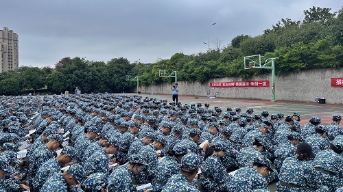fa5ca3baa32d4aba8fba90767e7821de.jpg 学生认真观看防诈宣传单.jpg