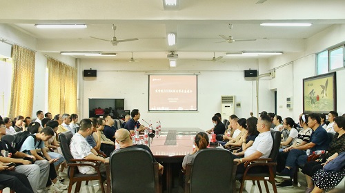 fe2d212963434b829b8ad4f4b2d1d447.jpg 新生家长座谈会.jpg
