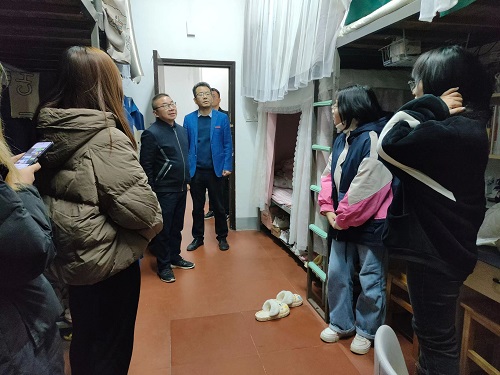 4b4286167394470aafa5d8a0f0f83278.jpeg 党委副书记王鹤与学生交谈.jpeg