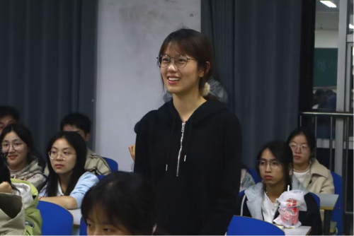 学生提问.png