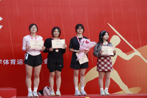 女子组颁奖合影.png