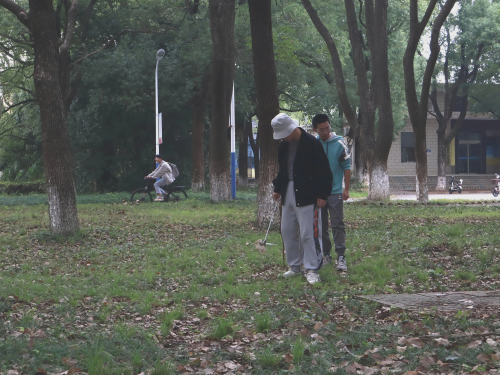 学生清理草坪.png